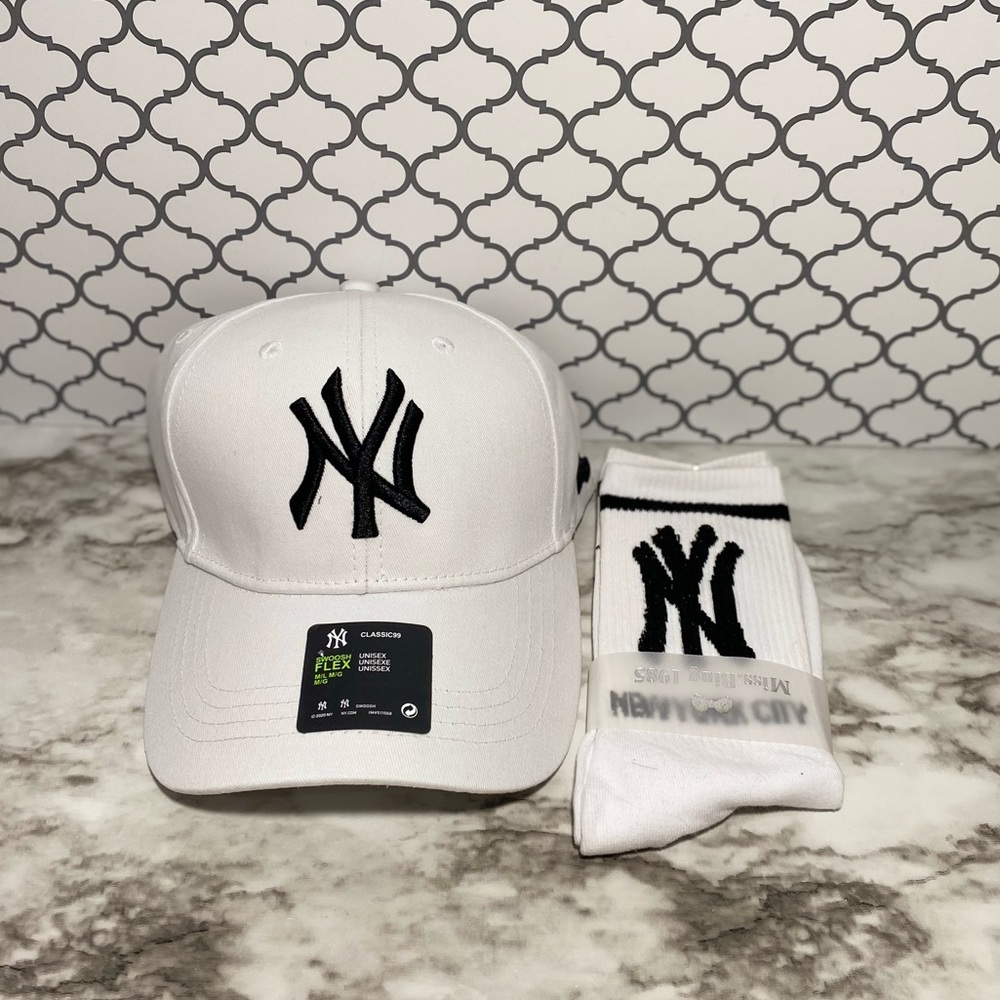 ⚠️SOLD⚠️BRAND NEW🚨NY GIRL HAT&SOCKS SET